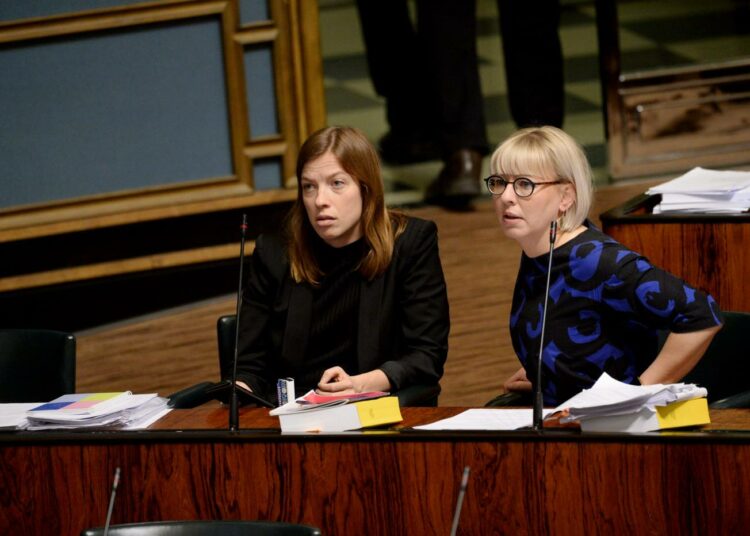 Vasemmistoliiton puheenjohtaja Li Andersson ja eduskuntaryhmän puheenjohtaja Aino-Kaisa Pekonen eduskunnan täysistunnossa keskiviikkona. Vasemmistoliittolaiset äänestivät aktiivimallin kumoamisen puolesta.