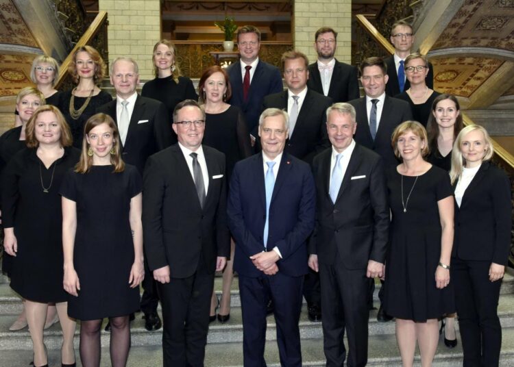 Antti Rinteen johtama uusi hallitus asettui ryhmäkuvaan nimityspäivänä Säätytalossa. Ministereille tulee kolme erityisavustajaa, minkä lisäksi taustalle tulee 15 valtiosihteeriä.