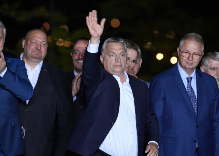 Unkarin oikeusministerinä tuolloin toiminut László Trócsányi (oik.) oli pääministeri Viktor Orbánin vieressä, kun Unkaria hallitseva Fidesz-puolue juhli toukokuussa voittoaan europarlamenttivaaleissa.