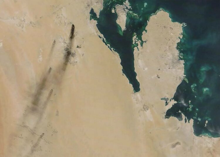 Saudi-Arabian öljylaitoksissa syttyneet palot näkyivät selvästi satelliittikuvissa lauantaina.