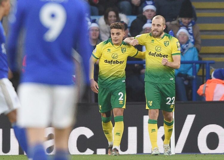 Norwichin Max Aarons ja Teemu Pukki juhlivat maalia ottelussa Leicesteriä vastaan viime viikonloppuna.