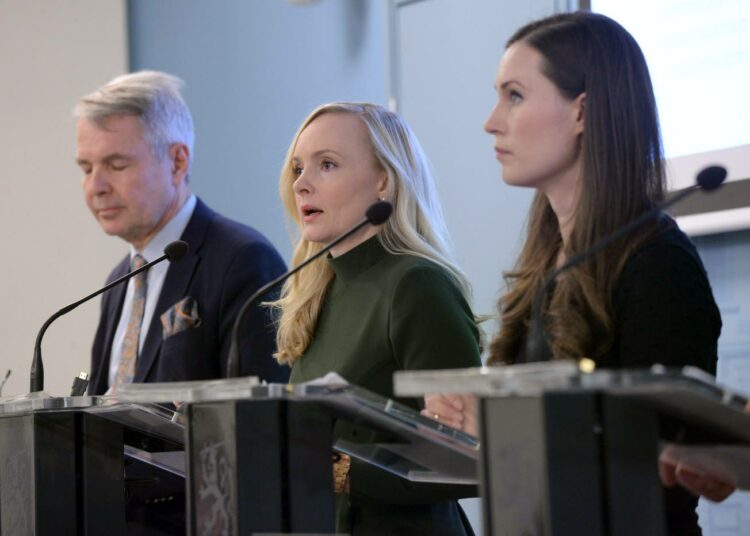 Ulkoministeri Pekka Haavisto, sisäministeri Maria Ohisalo ja pääministeri Sanna Marin kertoivat valmiuslain käyttöönotosta ja rajojen sulkemisesta.
