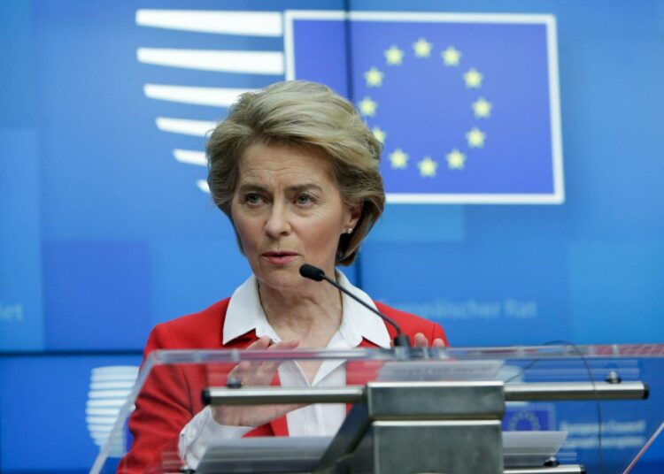 Ursula von der Leyen ehti johtaa EU-komissiota vain muutaman kuukauden ennen kuin koronakriisi syöksi Euroopan tuntemattomille vesille. Von der Leyenin johtama komissio aloitti joulukuun alussa.