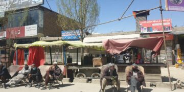 Kabul on karanteenissa, mutta miehet kottikärryineen odottavat katujen varsilla yhä töitä.