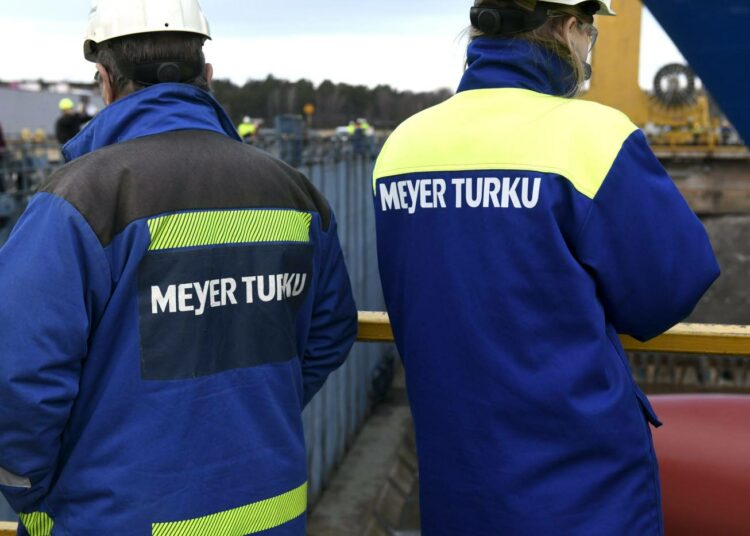 Meyer Turku aloittaa yt-neuvottelut 450 työntekijän irtisanomiseksi.