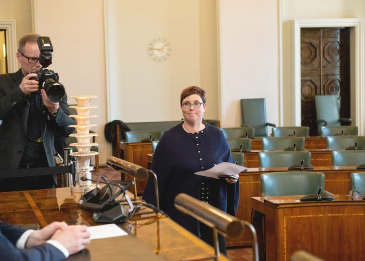 –¿Kyllähän epäilen rähinää olevan tulossa, pohtii kansanedustaja Merja Kyllönen EU:n koronaepidemian jälkeistä aikaa.