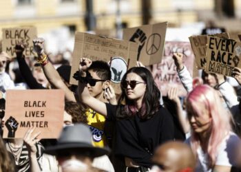 Kesäkuussa Helsingissä järjestettiin 3 000 ihmistä yhteen koonnut mielenosoitus mustien oikeuksien puolesta ja vastaavia mielenosoituksia on järjestetty myös useilla muilla paikkakunnilla Suomessa.