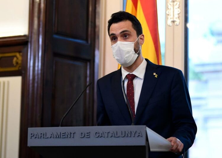 Katalonian alueparlamentin puhemies Roger Torrent kommentoi häneen kohdistunutta salatarkkailua lehdistötilaisuudessa Barcelonassa tiistaina.