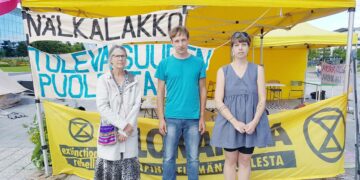 Eeva Kaila, Till Sawala ja Elina Kauppila aloittivat ilmastopoliittisen nälkälakon Helsingin Kansalaistorilla maanantaina.