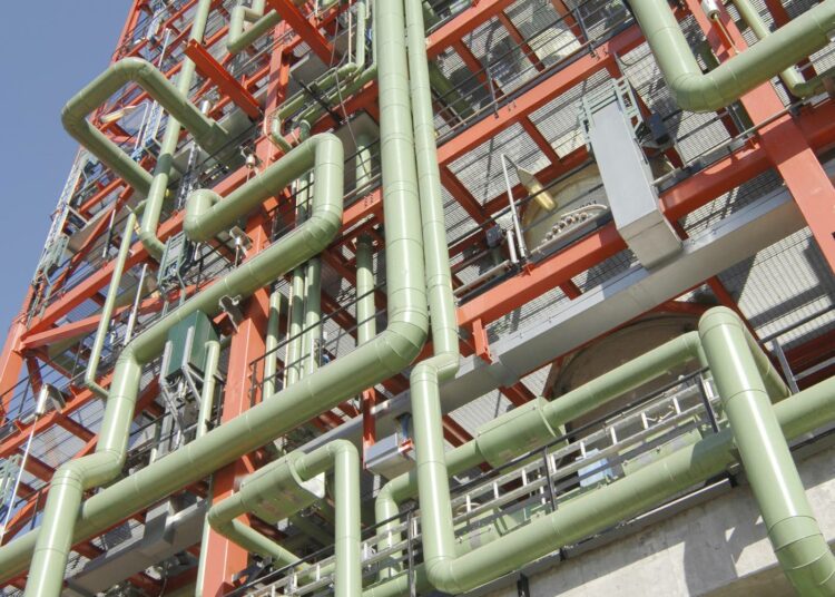 Nesteen biodieselin tuotantolaitos Porvoossa. Yhtiö teki jo kymmenkunta vuotta sitten arvion, että fossiilisten polttoaineiden kysyntä laskee ja niihin liittyy paljon riskejä.