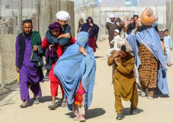 Afganistanilaisia pakolaisia saapumassa Pakistaniin viime viikolla Chamanin raja-asemalla.