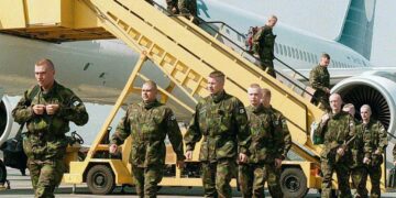 Suomen armeijan Nato-yhteensopivuus tuli konkreettisimmillaan esille Naton johtamassa kriisinhallintaoperaatiossa. Suomalaiset KFOR-joukot saapumassa Skopjeen.