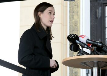 Pääministeri Sanna Marin kertoi koronarajoitusten purkamisen aikataulusta.