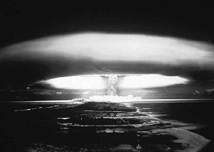 Ranska räjäytti atomipommeja Mururoan atolleilla.
