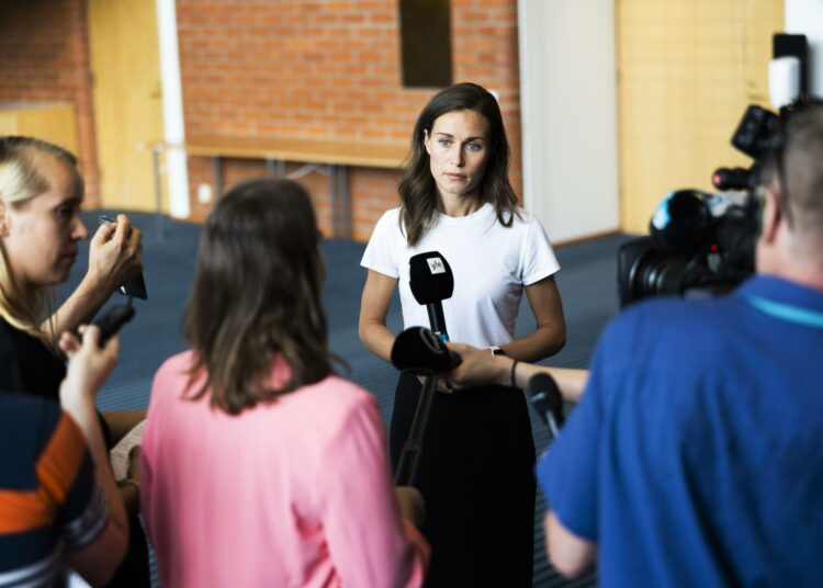 Toimittajat ovat tällä vaalikaudella kysyneet pääministeriltä, mitä olutta on hän on juhlissa juonut. Torstaina toimittajat kysyivät Sanna Marinilta, onko tämä käyttänyt huumeita.