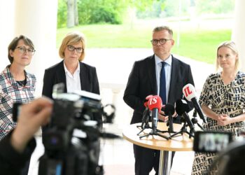 Maa- ja metsätalousministeri Sari Essayah (kd.), opetusministeri Anna-Maja Henriksson (r.) pääministeri Petteri Orpo (kok.) ja valtiovarainministeri Riikka Purra (ps.) sanoivat elokuun lopussa, ettei hallitus ole rasistinen.