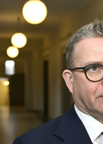 Oppositiopuolueiden mukaan tarkkailuluokalle joutuminen viimeistelee Orpon hallituksen haaksirikon.