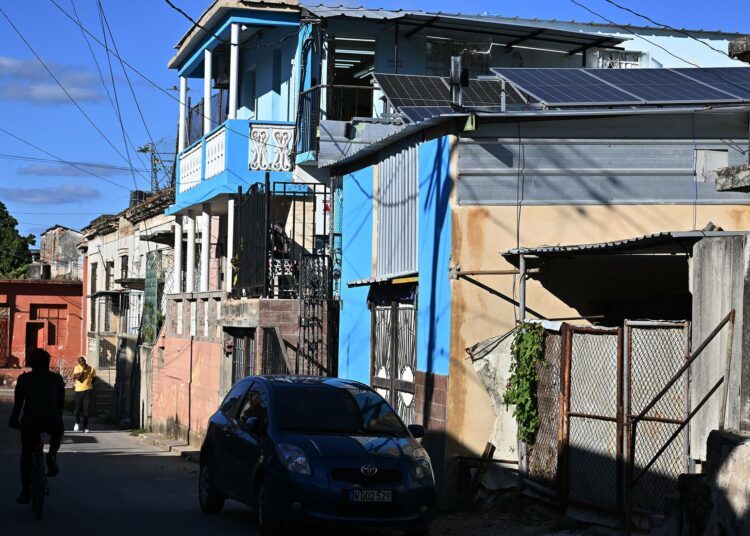 Asuinrakennuksen katolle Havannassa asennettuja aurinkopaneeleja. Kuubassa monet ovat investoineet uusiutuvaan energiaan päästäkseen eroon toistuvista sähkökatkoksista.