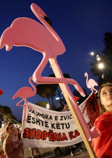 Mielenosoitukset Tiranassa ovat jatkuneet jo kuukausia. Protestien symboli on vaaleanpunainen flamingo.