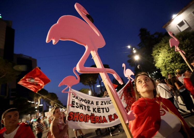 Mielenosoitukset Tiranassa ovat jatkuneet jo kuukausia. Protestien symboli on vaaleanpunainen flamingo.