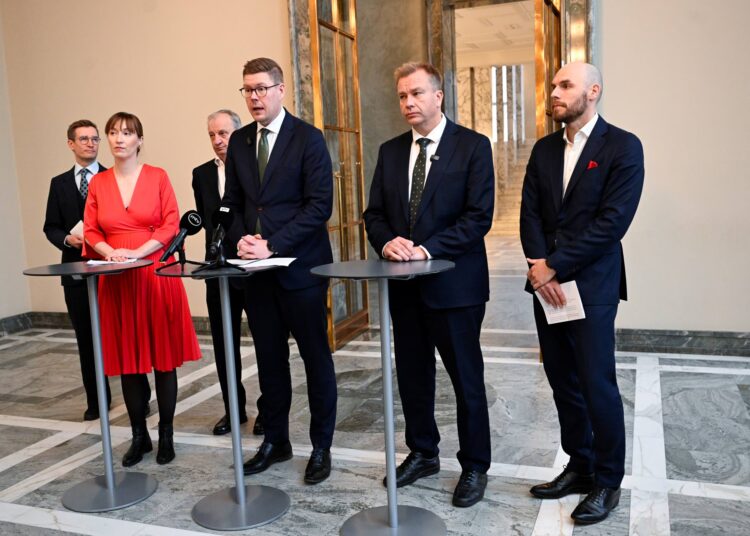 Opposition välikysymyksestä kerrottiin tiedotustilaisuuessa. Kuvassa vihreiden Oras Tynkkynen (kuvassa vas.), SDP:n Eveliina Heinäluoma, Liike Nytin Harry Harkimo, SDP:n Antti Lindtman, keskustan Antti Kaikkonen ja vasemmistoliiton Timo Furuholm.