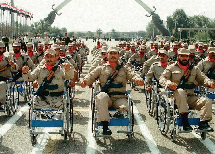 Irakilaisia sotaveteraaneja osoittamassa tukeaan Saddam Husseinille ?arvokkuuden päivän? paraatissa huhtikuussa 1998.