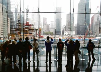 Ihmiset kokoontuivat kaksoistornien liepeille New Yorkissa terrori-iskun kahdeksantena vuosipäivänä 11. syyskuuta.