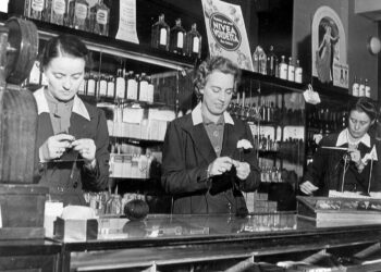 Kotirintamalla neulottiin esimerkiksi sukkia rintamalle oman työn ohessa, kuten kuvan helsinkiläisessä apteekissa  vuonna 1940.