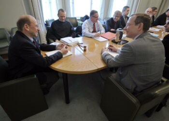 Valtakunnansovittelija Esa Lonka (vas.), AKT:n puheenjohtaja Timo Räty (pöydän takana vas.), liittosihteeri Juhani Salmela ja sihteeri Jussi Koivunen sekä Satamaoperaattorit ry:n toimitusjohtaja Juha Mutru (etualalla) ja työmarkkinajohtaja Markku Hakala sovittelivat lakkoa perjantaina valtakunnansovittelijan toimistossa