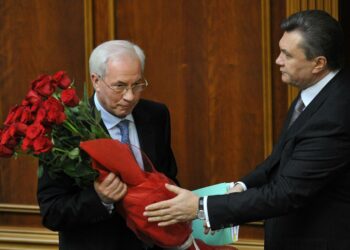 Presidentti Viktor Janukovitsh (oik.) ojensi kukkia juuri nimittämälleen pääministerille Mykola Azaroville pari viikkoa sitten.