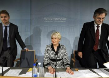 Liisa Hyssälä (kesk.) vastaanotti työeläkejärjestelmää pohtineiden työryhmien raportit tiistaina. Ryhmiä johtivat Antero Kiviniemi (vas.) ja Lauri Koivusalo.