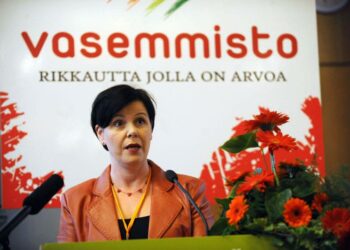 Puoluevaltuuston väistyvä puheenjohtaja Katja Syvärinen avasi puoluekokouksen ilon viestillä.