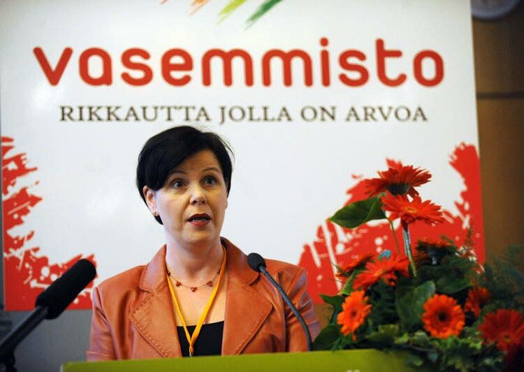 Puoluevaltuuston väistyvä puheenjohtaja Katja Syvärinen avasi puoluekokouksen ilon viestillä.