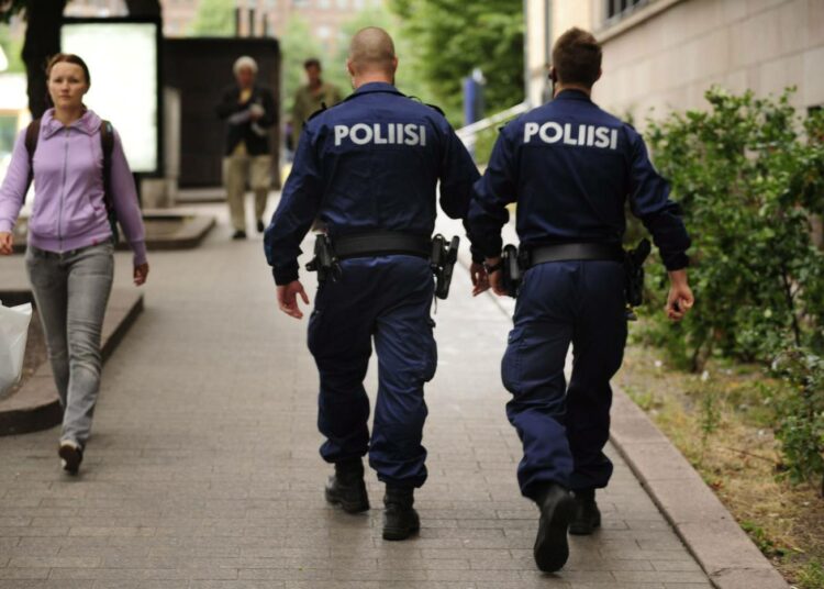 Suomalaisista 50 prosenttia luottaa poliisiin "erittäin paljon" ja 46 prosenttia "melko paljon".