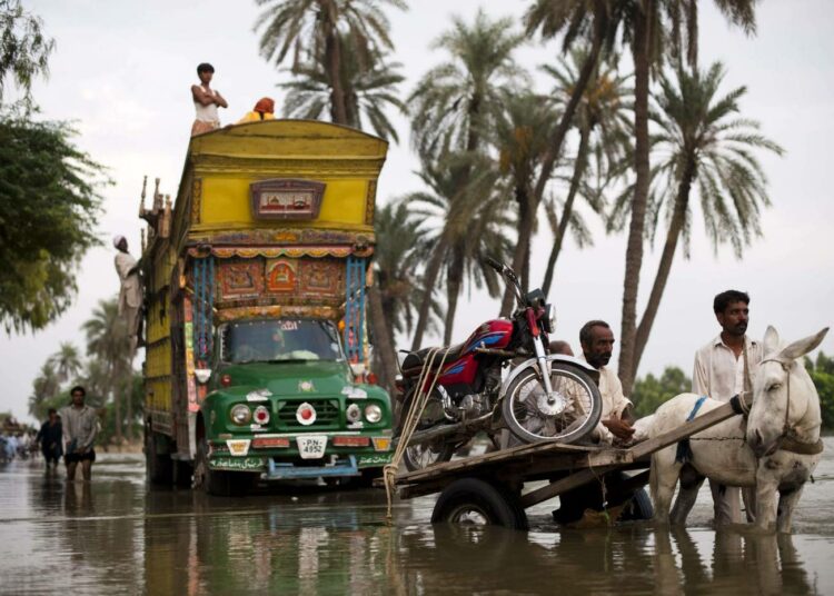 Pakistanilaisia tulvapakolaisia Baseerassa elokuussa.