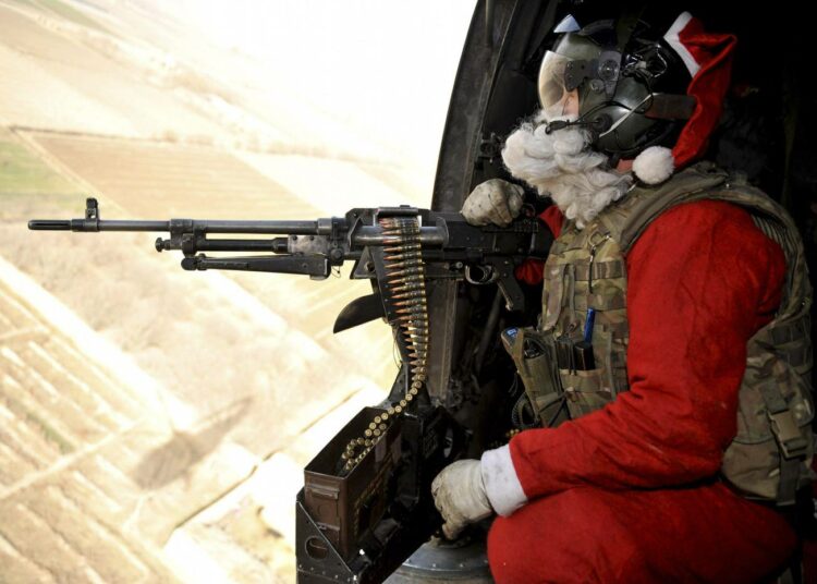 Britannian puolustusministeriö julkaisi joulupäivänä kuvan, jossa helikopteri vie postia ja joululahjoja brittijoukoille Helmandin maakunnassa.