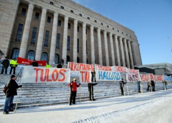 Eduskuntatalon pääportaiden edessä oleva katualue on maan tärkein ja suosituin mielenosoituspaikka. Helmikuussa 2010 tällä paikalla vaadittiin ulkomaalaisille työntekijöille samoja työehtoja ja velvoitteita kuin suomalaisille.