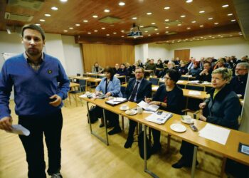 Vasemmistoliiton työelämäseminaarissa esiintyivät Paavo Arhinmäen ohella mm. JHL:n Teija Asara-Laaksonen, SAK:n Matti Huutola, STTK:n Leila Kostiainen ja Ek:n Eeva-Liisa Inkeroinen.