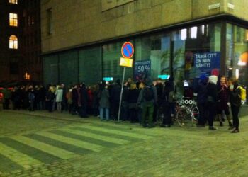 Lukijan kuva: Vaalikuumetta Helsingin yössä.