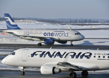 Finnair lentää sinivalkoisin siivin.