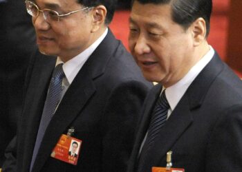 He ryhtyvät johtamaan Kiinaa. Vasemmalla olevasta Li Keqiangista tulee uusi pääministeri, Xi Jingpingistä presidentti.