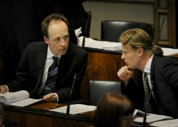 Jussi Halla-aho keskusteli tiistain täysistunnossa hallintovaliokunnan puheenjohtajaksi nousevan Juho Eerolan kanssa.