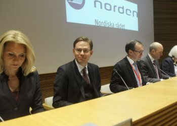 Suomen pääministeri Jyrki Katainen (II vas.), Tanskan pääministeri Helle Thorning Schmidt (vas.), Norjan ulkoministeri Espen Barth Eide (III vas.), Ruotsin pääministeri Fredrik Reinfeldt ja Islannin pääministeri Johanna Sigurdardottir Pohjoismaiden pääministereiden kokouksessa tiistaina.