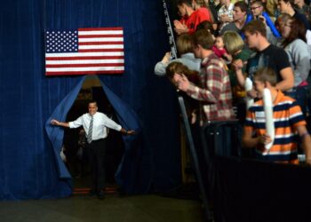 Presidenttiehdokas Mitt Romney saapumassa vaalitilaisuuteensa Iowan osavaltion Des Moinesiin sunnuntaina. Samassa kaupungissa runsaat viisi vuotta sitten tehty nauhoitus kiusaa Romneyta kampanjan loppusuoralla.