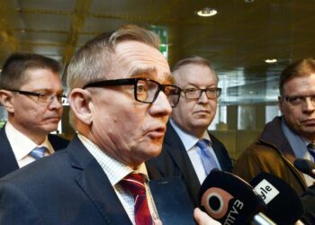 Työmarkkinajärjestöt hyväksyivät viime viikolla syntyneen kompromissin palkansaajien koulutusoikeudesta. Kuvassa vas. Kunnallisen työmarkkinalaitoksen työmarkkinajohtaja Markku Jalonen (vas.), STTK:n puheenjohtaja Mikko Mäenpää, Akavan puheenjohtaja Sture Fjäder ja SAK:n puheenjohtaja Lauri Lyly.