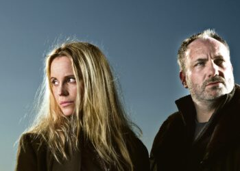 Keskeltä Juutinrauman siltaa löytyy ruumis. Malmön ja Kööpenhaminan rikospoliisi kutsutaan paikalle. Tutkinnassa käy ilmi, että  kyse onkin kahdesta murhasta. Kuvassa Saga (Sofia Helin) ja Martin (Kim Bodnia).