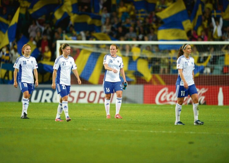 Suomen Natalia Kuikka (vas.), Ella Vanhanen, Anna Westerlund ja Nora Heroum poistuvat kentältä Ruotsia vastaan hävityn pelin jälkeen.