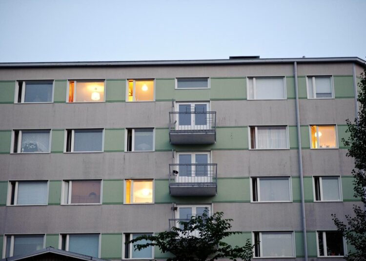 Professori Juho Saaren mielestä pidemmällä aikavälillä tärkeintä on uudistaa asuntomarkkinoiden toimintaperiaatteita.