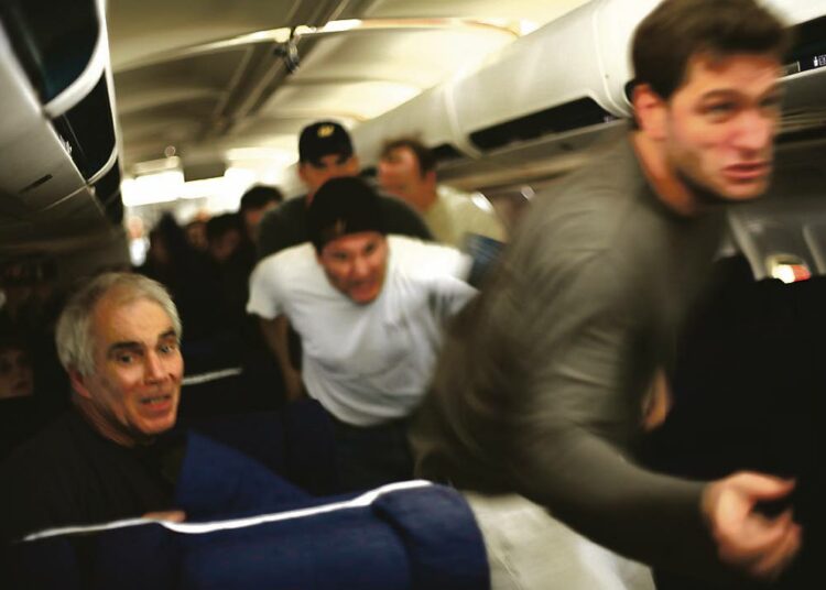 Let’s roll! Syyskuun 11. päivänä 2001 kaapatun neljännen koneen matkustajat lähtevät hyökkäämään kaappaajia vastaan Paul Greengrassin ohjaamassa elokuvassa United 93. Vuonna 2006 julkaistu elokuva perustuu pitkälti kertomuksiin koneesta soitetuista puheluista.