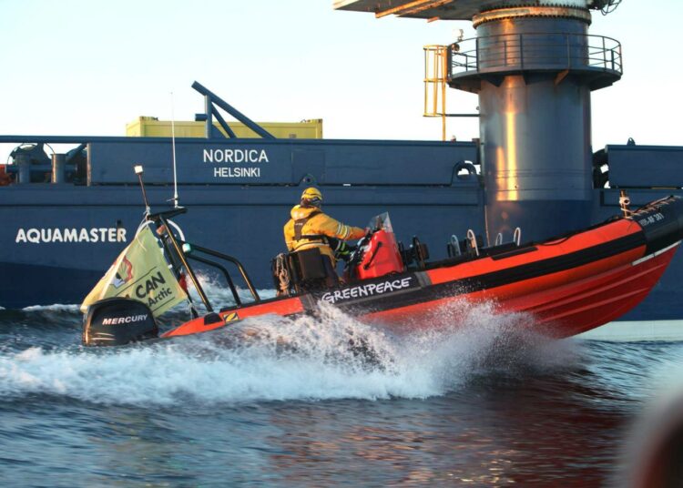 Greenpeacen aktivistit kuvattu ennen nousua jäänmurtaja Nordicalle Öölannin eteläpuolelta 3. toukokuuta 2012. Kansanedustajat haluavat tietää, estikö ministeri Heidi Hautala murtajat omistavaa Arctia Shippingiä tekemästä rikosilmoitusta asiasta.